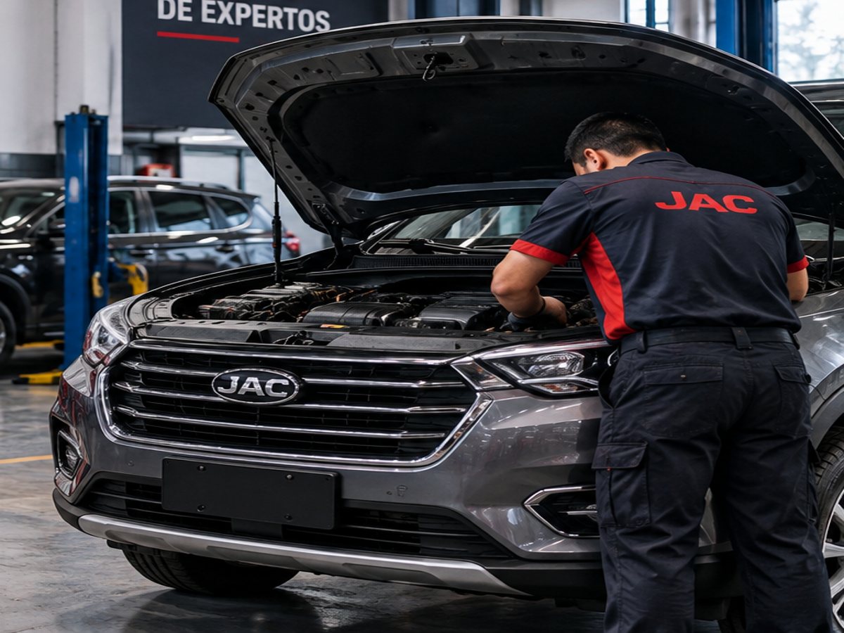 Vehículo JAC en revisión de motor