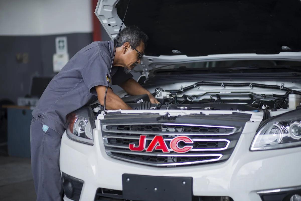 Mecánico especializado realizando reparación de motor en el taller